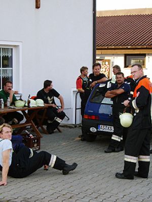 2007: Alarmübung Bauernhof Klier Kropfersricht. Abschlussbesprechung mit kleinem Umtrunk an der Bank. Sitzend von links: Vogl Jürgen (verdeckt hinter Kübelpflanze), Aures Günther, Witzel Herbert, Bogner Roland, Gradl Alexander. Am Boden sitzend von links: Aures Manuel, Roßner Florian. Stehend von rechts: Miek Helmut, Kreiner Wolfgang, Gradl Josef, Bohmann Hans, Heldmann Alfons, Bauer Markus. Nicht im Bild weil Fotograf: Stemp Achim