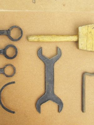 Linke Seite: Werkzeuge, wahrscheinlich für die alte Saug-Druck-Handspritze, Schlüssel links oben Größe 35 37 ½, darunter Schlüssel Größe 30 32 ½, rechte Seite: drei alte Hydrantenschlüssel, wahrscheinlich ab 1934 mit Inbetriebnahme der Wasserleitung in Siebeneichen in Gebrauch.