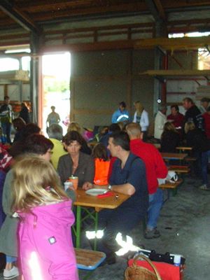FF 2009 F: Schauübung am 18 Juli. Anschließendes Vereinsfest in der Munkerhalle. Im Bild hinten rechts Verkauf von Kaffee, Kuchen und Getränken.