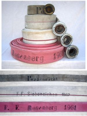 Von oben: C-Schlauch mit einer Messingkupplung und Aufdruck -Poppenricht-, Herstellungsjahr um 1940 (Länge 5m, Eingesetzt für altes Druckbegrenzungsventil). B-Schlauch, gekennzeichnet an einer Kupplung mit Schlagbuchstaben -SI-, Herstellungsjahr um 1960. (Länge 12 m, eine Kupplung und Aufdruck fehlt.) B-Schlauch, Länge 15m, bedruckt mit -F.F. Siebeneichen 1962- und -Ziegler DIN Prf. Nr. 322-, Kupplung farblich grün teillackiert. B-Schlauch, rot, bedruckt mit -F.F. Rosenberg 1961- und -P-Nr. 10-109 DIN-, gekennzeichnet an Kupplung mit Schlagbuchstaben -ROS 25-. (In Siebeneichen eingesetzt nach 1978 – Gemeindegebietsreform.)