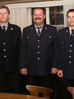 2006: Generalversammlung am 26.11.2006: Lehrgänge. Von links: 2.Kdt. Stemp (Funk, Gruppenführer), Heldmann Alfons (Maschinist), Bogner Roland (Funk), Aures Manuel (Truppmann/Truppführer), 1.Kdt. Gradl Josef (Funk)