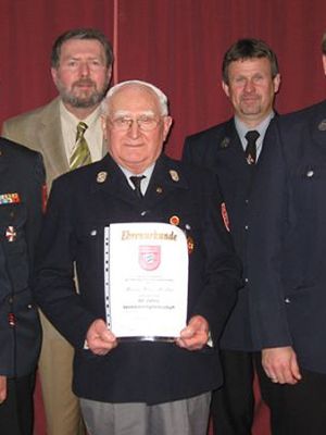 FF 2009 I: Generalversammlung am 22.Nov im Gasthaus Kreiner mit Ehrung, Lehrgang und Beförderung. Von links: Gradl Josef, 1.Kdt.,Iberer Franz, KBR, Gebhardt Hans, Amtsleiter Stadtverwaltung Sulzbach-Rosenberg, Koller Hans, Vereinsehrenabzeichen in Gold für 60 Jahre Mitgliedschaft, Aures Günther, 1.Vereinsvorstand, Stemp Achim, Lehrgang Ausbilder bei der Feuerwehr und Beförderung zum Oberlöschmeister, Neidel Helmut, KBM.