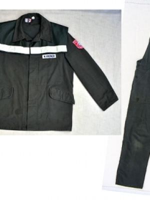 Feuerwehreinsatzjacke, grün, mit Reflexstreifen vorne und hinten und die dazugehörende Feuerwehreinsatzhose. Hersteller A. Ziegler KG, Giengen, FIH typgeprüft Nr. U 4431/2 B 76., Namenszug gestickt. (Abgelöst 2005 durch Schutzanzug “Bayern 2000“.)