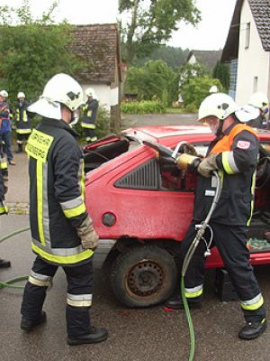Schauübung am 12.07.2008, veranstaltet durch FF Rosenberg in Siebeneichen vor dem Feuerwehrhaus