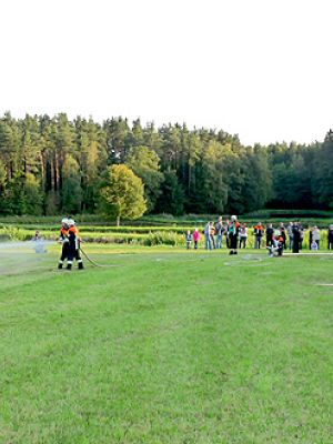 FF 2011 E Leistungsprüfung 23.09.2011 Abnahme - Geschafft! Unter den Augen der Prüfer und vieler kritischer Zuschauer wurde die Leistungsprüfung -Die Gruppe im Löscheinsatz- erfolgreich beendet. Auch die noch folgende Trockensaugprobe wurde problemlos bestanden.