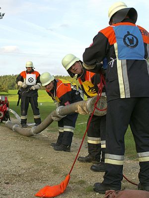 FF 2011 C-D Leistungsprüfung 23.09.2011 Abnahme - Beim Saugschlauchkuppeln ist Teamarbeit gefragt.