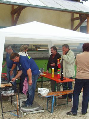 FF 2009 G: Schauübung am 18 Juli. Grillstand für Bratwürste und Steaks mit von links Witzel Herbert und Hammer Karl am Grill, dahinter Witzel Helga und im Vordergrund Gradl Gudrun am Verkauf.