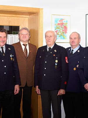 Generalversammlung am 23.11.2008 mit Ehrungen 50/60 Jahre Vereinsmitgliedschaft. Von links: 1.Kdt. Gradl Josef, Witzel Andreas (50 Jahre), 1.Bgm. Geismann Gerd, Flierl Leonhard (60 Jahre) wurde außerdem zum Ehrenmitglied ernannt, KBM Neidel Helmut, 2.Kdt. Stemp Achim, 1.Vorstand Aures Günther. Nicht im Bild Aures Georg (60 Jahre)