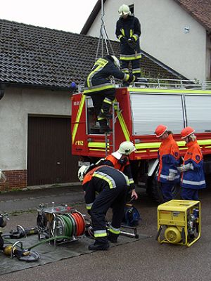 Schauübung am 12.07.2008, veranstaltet durch FF Rosenberg in Siebeneichen vor dem Feuerwehrhaus