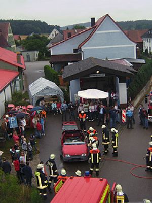 FF Haus mit Besucher. Vereinsfest 12.07.2008