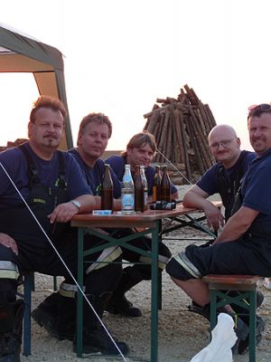 FF 2010 B Sicherheitswache Schlackenberg 10.07.2010: 21.02 Uhr Warten auf den Sonnenuntergang. Im Bild von links: Einsatzleiter Roland Bogner, Heldmann Alfons, Bauer Markus, Vogl Dieter, Maschinist Aures Günther und im Bildhintergrund das Brandobjekt