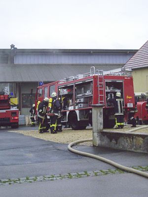 FF 2009 B: Schauübung am 18.Juli Zimmerei Munker. Wasserversorgung vom Hydranten, Transport und Betreuung von Verletzten, sowie Verkehrsregelung durch FF Siebeneichen. Einsatz von Drehleiter und Atemschutzgeräteträgern zur Personenrettung und Brandbekämpfung durch FF Sulzbach.
