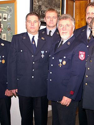 Generalversammlung am 25.11.2007 - die Aktiven: Ehrung, Lehrgänge, Verabschiedung. Von links: 1.Kdt. Gradl Josef, Hammer Karl (Feuerwehrehrenabzeichen in Silber für 25 Jahre aktiven Dienst), Stemp Achim (Lehrgänge Maschinist, Leiter einer Feuerwehr), Bohmann Hans (Verabschiedung aus dem aktiven Dienst), Bogner Roland (Lehrgang Gruppenführer), KBR Iberer Franz