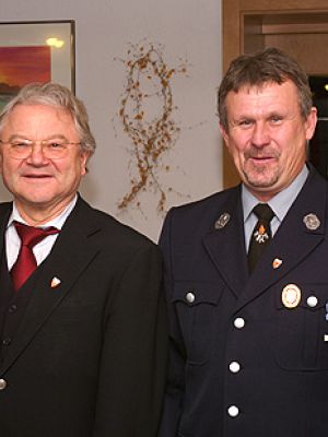 FF 2011 G Generalversammlung 20.11.2011 Ehrung - Der 1.Vereinsvorsitzender Aures Günther bedankte sich im Namen des Vereins beim scheidenden 1.Bürgermeister Geismann Gerd für die gute Zusammenarbeit und Unterstützung während der letzten 24 Jahre und überreichte ihm ein kleines Präsent.