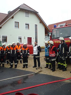 FF 2009 E: Schauübung am 18.Juli. Abschlussbesprechung: in Bildmitte mit weißer Weste Buchwald Armin, 1. Kdt. FF Sulzbach, links daneben Gradl Josef, 1.Kdt. FF Siebeneichen.