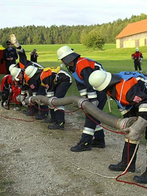 FF 2011 C-D Leistungsprüfung 23.09.2011 Abnahme - Beim Saugschlauchkuppeln ist Teamarbeit gefragt.