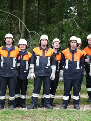 FF 2011 A Leistungsprüfung Sep 2011 Die Prüflinge mit ihren Ausbildern - von links Ausbildungsleiter 1.Kdt Gradl J., daneben Aures G. und dahinter Witzel H., ganz rechts Gruppenführer Bogner R. Noch wussten sie nicht, dass Blut, Schweiß und Tränen vor ihnen lagen.