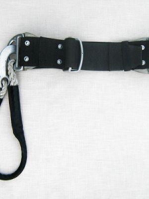 Getragen zum Feuerwehrschutzanzug. Im Leder eingeprägt: 1976 (Herstellungsjahr)