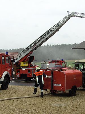 FF 2009 C: Schauübung am 18 Juli. -Rettung verletzter Personen- mittels Drehleiter.