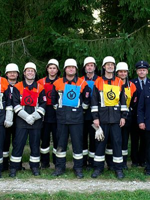 FF 2011 F Leistungsprüfung 23.09.2011 Abnahme... -So sehen Sieger aus!- Im 110 jährigem Jubiläumsjahr ihres Bestehens zeigte die Wehr, dass sie immer noch fit ist. Von links: Gruppenführer Bogner R. (Stufe II), Heldmann A. (II), Vogl D. (I), Roßner F. (I), Aures M. (I), Gradl A. (II), Ebnet W. (IV), Miek H. (II) und Bauer M. (I). Daneben 2.Kdt. Stemp A., 1.Kdt.Gradl J. und die Prüfer KBM Schloß J., KBI Luber K. und HBM Neidel H.-J. / FF Rosenberg.