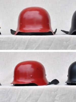 Links: Feuerwehrhelm, vor 1945, wahrscheinlich um 1930, Material Leder, Hersteller: J.G. Lieb, Biberach a. d. Riss, Mitte und rechts: roter Feuerwehrhelm mit Nackenschutz, Lederkopfband innen mit Aufdruck -Ziegler-, der später abgelöst wurde durch schwarzen Helm, beide nach 1945. (Ab Anfang/Mitte der 1970er Jahre abgelöst durch die noch heute gebräuchlichen Helme mit Leuchtfarbe und Reflexstreifen.)