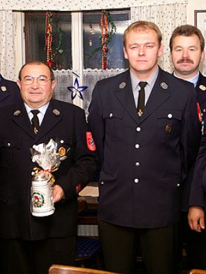 2006: Generalversammlung am 26.11.2006: offizieller Kommandantenwechsel mit Schlüsselübergabe. Von links: neuer 1.Kommandant Gradl Josef, KBM Neidel Helmut, Altkommandant Seberak Helmut, neuer 2.Kommandant Stemp Achim, KBM Wiesent Thomas, KBI Vogl Werner