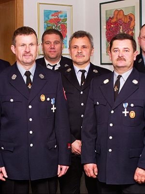 FF 2006 E Vorstandschaft: Die Vorstandschaft nach der Kommandantenneuwahl am 22.11.2006 und der dadurch erforderlichen Nachwahl einen Beisitzers bei der Generalversammlung am 26.11.2006.Von links: Beisitzer Bogner Roland, 1.Vorstand Aures Günther, Schriftführer Hammer Karl, Kassier Witzel Herbert, 1.Kommandant/2.Vorstand Gradl Josef, Beisitzer Kreiner Wolfgang, 2.Kommandant Stemp Achim (Aufnahme 11/2008)