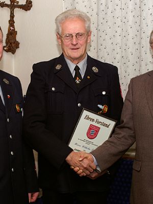 FF 2010 D Generalversammlung 21.11.2010: Flierl Wilhelm, der von 1976 bis 1998 Vereinsvorstand war, wurde zum Ehrenvorsitzenden ernannt. Im Bild von links: 1.Vorstand Aures Günther, Ehrenvorsitzender Flierl Wilhelm und 1.Bürgermeister Geismann Gerd