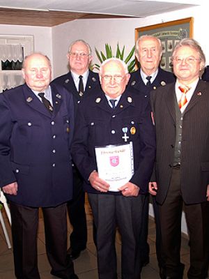 Generalversammlung am 25.11.2007 - der Verein. Verleihung des neuen Vereinsehrenabzeichens in Gold für 50 jährige Vereinsmitgliedschaft. Von links: 1.Vorstand Aures Günther, Vogl Hans (52 Jahre), Klier Georg (50 Jahre), Koller Hans (58 Jahre), Flierl Leonhard (59 Jahre), 1.Bgm. Geismann Gerd, Flierl Wilhelm (52 Jahre), Aures Hans (51 Jahre). Nicht im Bild: Dehling Andreas (52 Jahre), Singer Hans (58 Jahre), Aures Georg (59 Jahre)